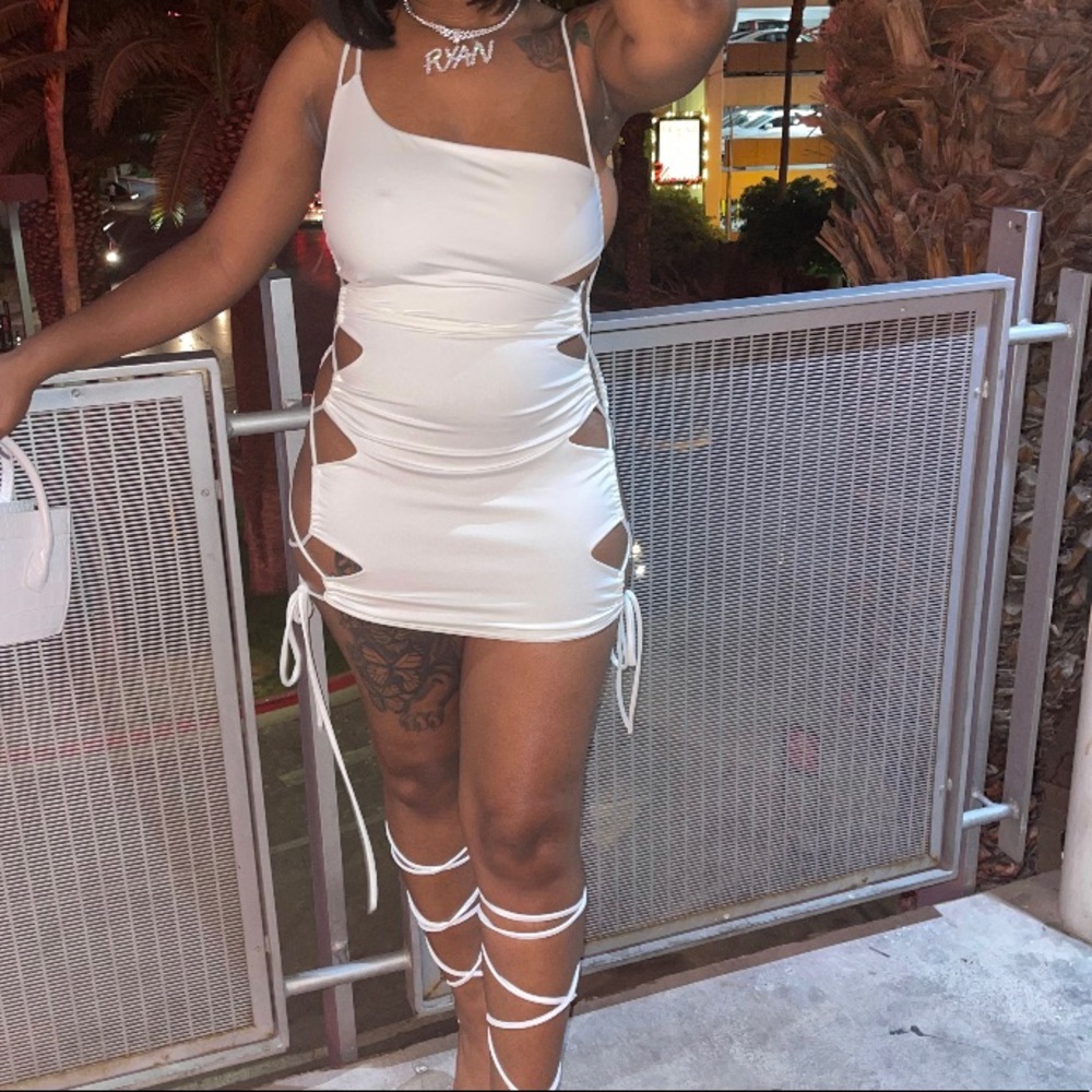 CUTE WHITE CUTOUT DRAWSTRING DRESS